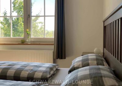Chalet Lindenbuch: Schlafzimmer 1 mit Doppelbett und Fenster