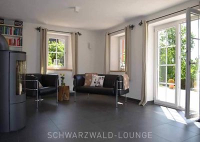 Chalet Lindenbuch: Das Wohnzimmer mit Doppeltür zur Terrasse