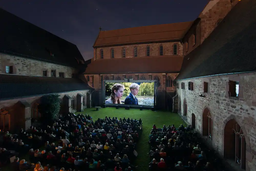 Open-Air-Kino im Kloster Alpirsbach im Schwarzwald mit Filmvorführung im Innenhof