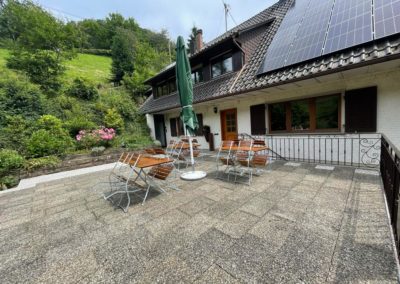 vordere terrasse - sonnenschirm - biergarnitur - ferienhaus hof busems - schwarzwald-lounge