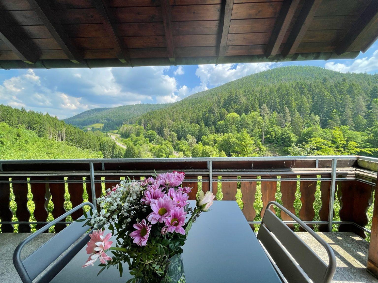 Chalet Lindenbuch: Die Terrasse mit zwei Liegestühlen