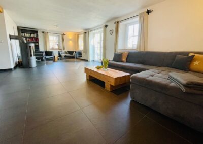 wohnzimmer_-_kamin_-_sofa_-_leseecke_-ferienhaus_lindenbuch_-_schwarzwald-lounge