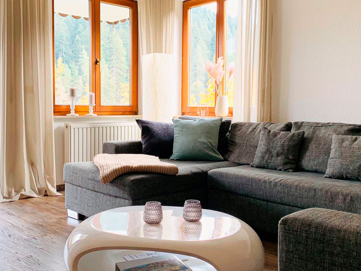 Ferienhaus Lohmühle: Giebelansicht mit Garten, Spielplatz und Balkon