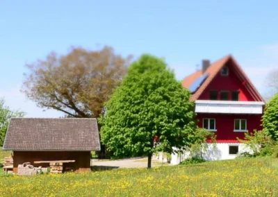 Ferienhaus Brestenberg in Alleinlage mit großer Wiese, Bäumen und idyllischem Schwarzwald-Panorama.