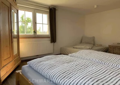 Geräumiges Schlafzimmer im Chalet Schwarzwald mit Doppelbett und zusätzlichem Schlafsofa.