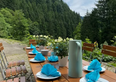 Festlich gedeckter Tisch im Freien mit Blick auf den Schwarzwald.