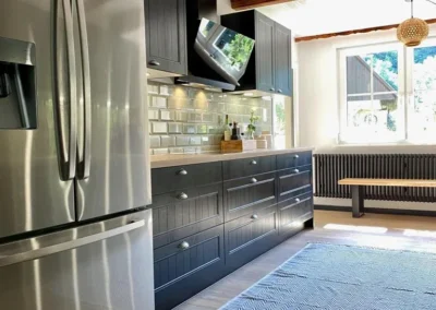 Großer Edelstahl-Kühlschrank und moderne Küchenzeile im Ferienhaus Hof Busems.