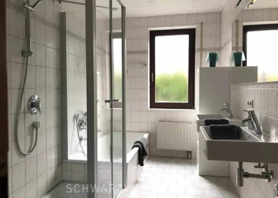 Helles Badezimmer der Ferienwohnung Kinzigtal mit Dusche, Badewanne und Doppelwaschbecken