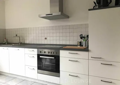 Moderne Einbauküche mit Herd, Spüle und viel Arbeitsfläche in der Ferienwohnung Kinzigtal.