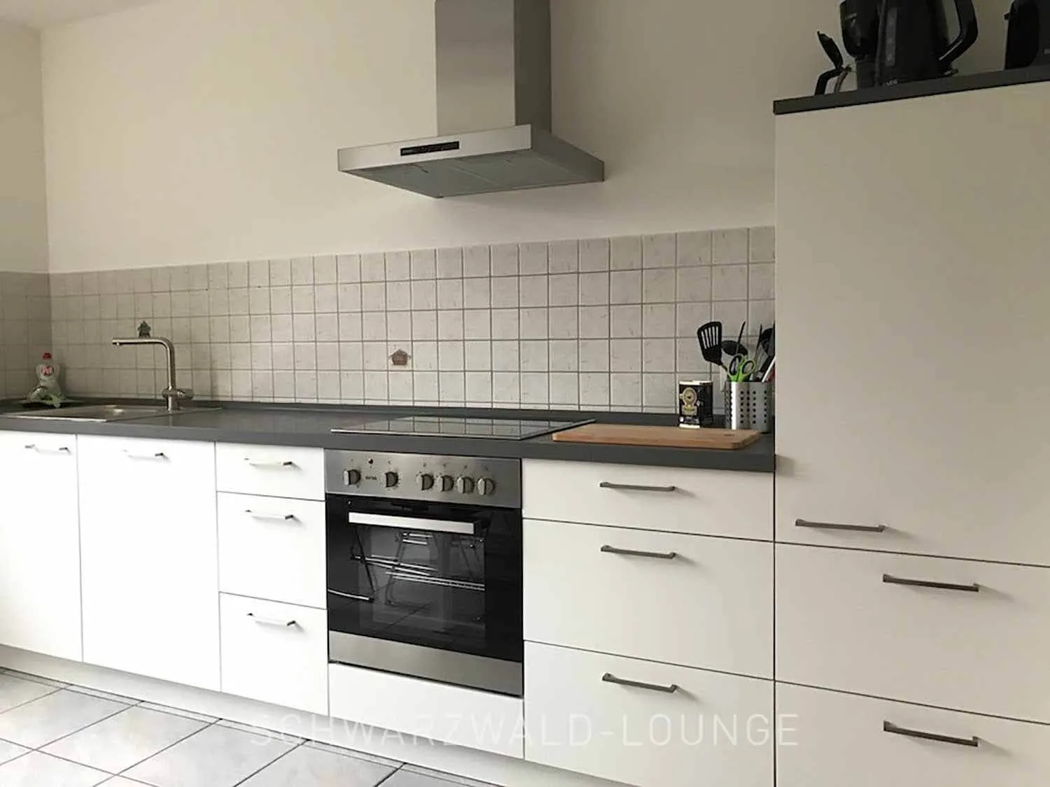 Moderne Einbauküche mit Herd, Spüle und viel Arbeitsfläche in der Ferienwohnung Kinzigtal.