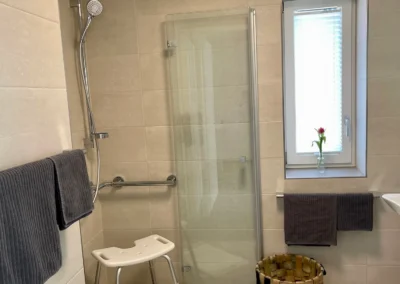 Barrierefreies Badezimmer mit ebenerdiger Dusche und Haltegriffen in der Ferienwohnung Ostweg im Schwarzwald.
