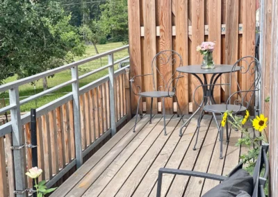 Balkon mit Sitzmöbeln und Blick ins Grüne der Ferienwohnung Ostweg im Schwarzwald.
