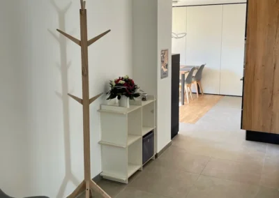 Heller Hausflur mit Garderobe und barrierefreiem Zugang in der Ferienwohnung Ostweg Schwarzwald