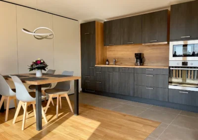 Moderne Küche mit großem Essbereich in der Ferienwohnung Ostweg Schwarzwald