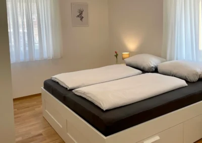 Helles Schlafzimmer mit großem Doppelbett in der Ferienwohnung Ostweg Schwarzwald