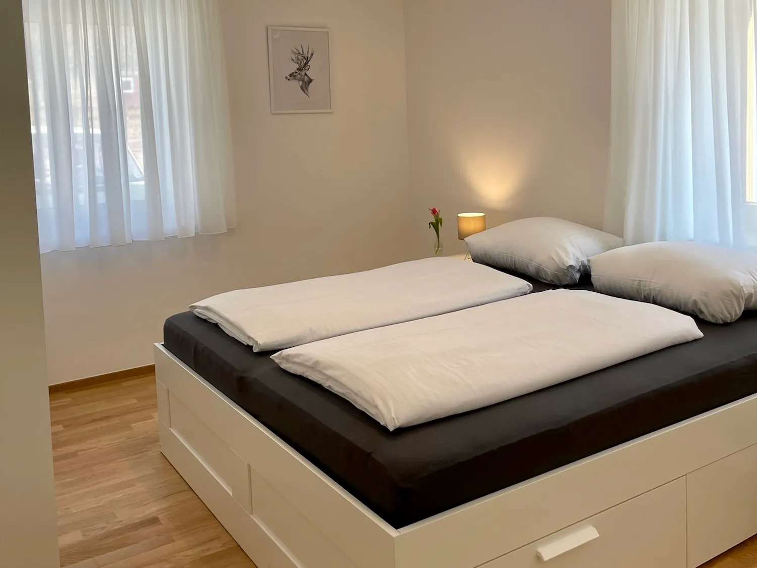 Helles Schlafzimmer mit großem Doppelbett in der Ferienwohnung Ostweg Schwarzwald