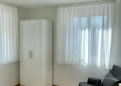 Ostweg Schwarzwald – Schlafzimmer mit Einzelbett, Schlafsofa und Kleiderschrank in der Ferienwohnung Schwarzwaldlounge