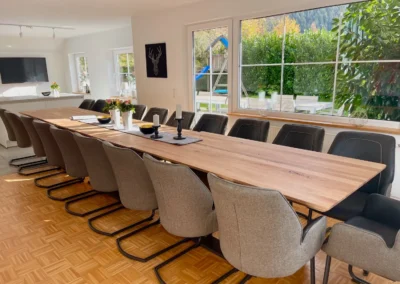 Großer Esstisch im Schwarzwald Chalet Lohmühle mit Blick in den Garten und viele Sitzplätze.