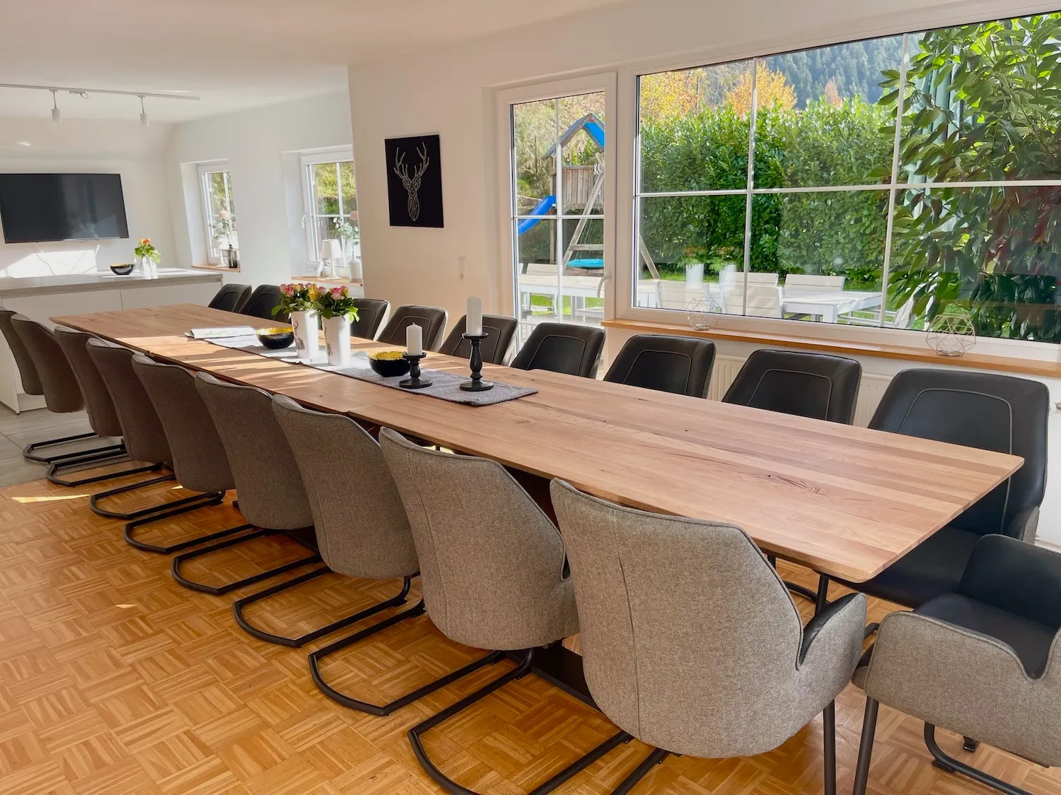 Großer Esstisch im Schwarzwald Chalet Lohmühle mit Blick in den Garten und viele Sitzplätze.