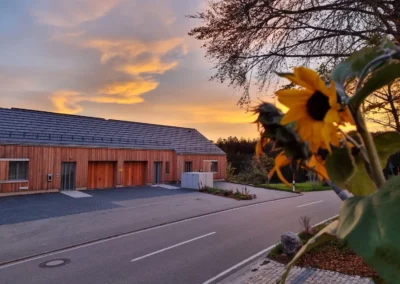 Außenansicht der Ferienwohnungen Westweg im Schwarzwald bei Sonnenuntergang.