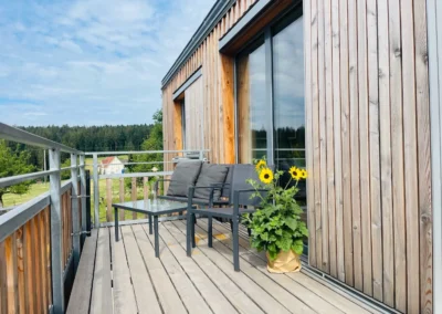 Balkon der Ferienwohnung Westweg mit Sitzbereich und Blick ins Grüne im Schwarzwald.
