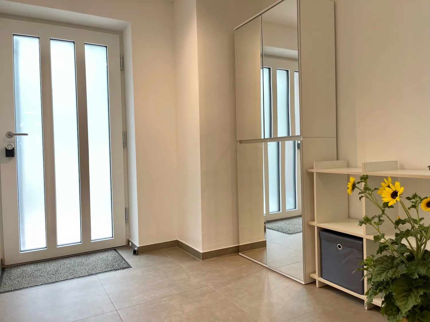 Großer Eingangsbereich der Ferienwohnung Westweg mit Spiegel, Garderobe und viel Stauraum.