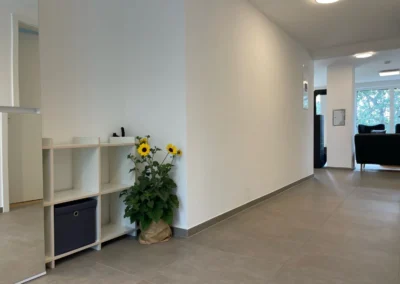 Moderner Eingangsbereich der Ferienwohnung Westweg mit Spiegel, Ablageflächen und Sonnenblumen-Deko.