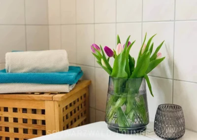 Dekorative Tulpen und Handtücher im Badezimmer der Ferienwohnung Bergsee.
