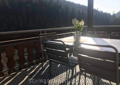 Esstisch auf dem Balkon der Ferienwohnung Bergsee mit Aussicht auf den Schwarzwald.