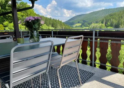 Esstisch-Arrangement auf dem Balkon der Ferienwohnung Bergsee im Schwarzwald.