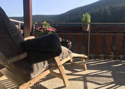 Liegestuhl auf dem Balkon der Ferienwohnung Bergsee mit Blick auf den Schwarzwald.