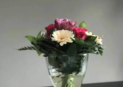 Blumendekoration im Essbereich der Ferienwohnung Bergsee im Schwarzwald.