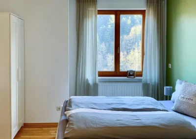 Schlafzimmer der Ferienwohnung Bergsee mit Panoramablick auf den Schwarzwald.