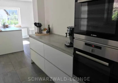 Moderne Küche im Schwarzwald Chalet Lohmühle mit Bosch-Backofen und heller Arbeitsfläche