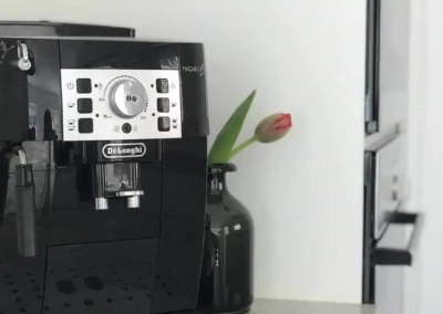 Kaffeevollautomat von DeLonghi auf der Arbeitsplatte im Schwarzwald Chalet Lohmühle