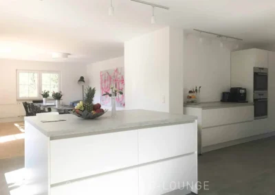 Große Kochinsel mit Obstschale und Blick ins Esszimmer im Schwarzwald Chalet Lohmühle