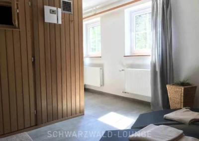 Sauna im Wellnessbereich des Schwarzwald Chalet Lohmühle mit Liegen und Fenstern