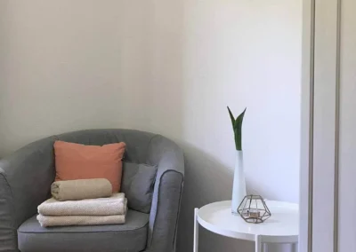 Gemütliche Leseecke mit Sessel im großen Schlafzimmer des Schwarzwald Chalet Lohmühle.