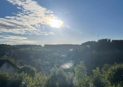 Panoramablick vom Tanne und Tal Relax über das grüne Tal im Sonnenlicht.