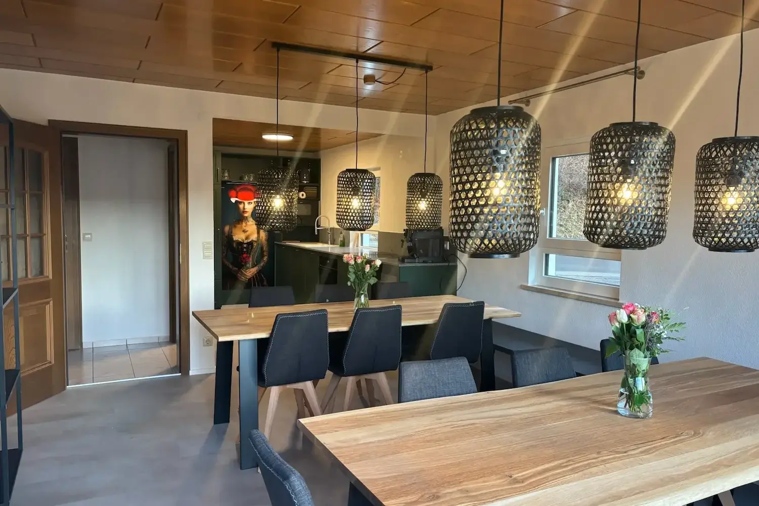 Brestenberg Ferienhaus mit großem Garten, roter Holzfassade und Solaranlage im Schwarzwald