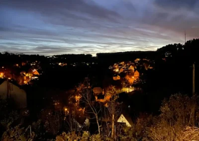 Nächtlicher Ausblick vom Ferienhaus Tanne und Tal Relax auf das beleuchtete Tal im Schwarzwald.