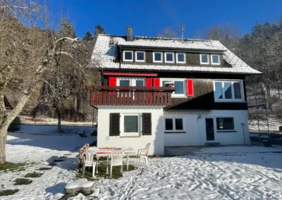 Ferienhaus Tanne und Tal Relax im Schwarzwald im Winter, mit großem Garten und schneebedeckter Landschaft.