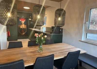 Moderne Küche mit Arbeitsfläche und Kaffeemaschine im Ferienhaus Tanne und Tal Relax