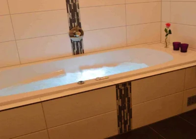 Beleuchtete Whirlpool-Badewanne im Badezimmer der Ferienwohnung Waldwiese