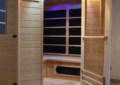 Infrarot-Sauna der Ferienwohnung Waldwiese mit Holzverkleidung und Beleuchtung.