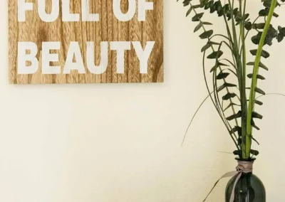 Dekoratives Wandbild und stilvoll arrangierte Kerzen in der Ferienwohnung Waldwiese.