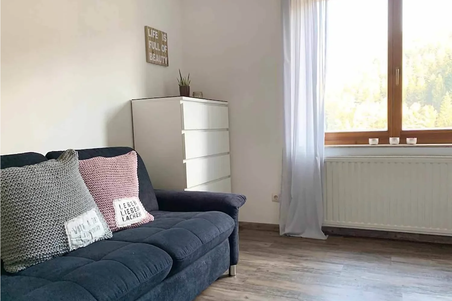 Schlafzimmer der Ferienwohnung Waldwiese mit gemütlichem Schlafsofa und Fensterblick im Schwarzwald