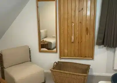 Garderobenbereich mit Holzelementen und Sitzgelegenheit im Ferienhaus Tanne und Tal Relax der Schwarzwald-Lounge