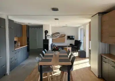 Essbereich im Ferienhaus Wiesenblick Schwarzwald mit Kamin und angrenzendem Wohnraum