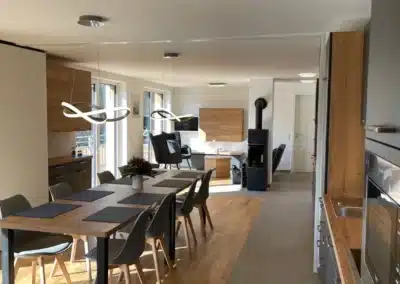 Esszimmer mit Blick auf Wohnzimmer und Kaminofen im Ferienhaus Wiesenblick Schwarzwald